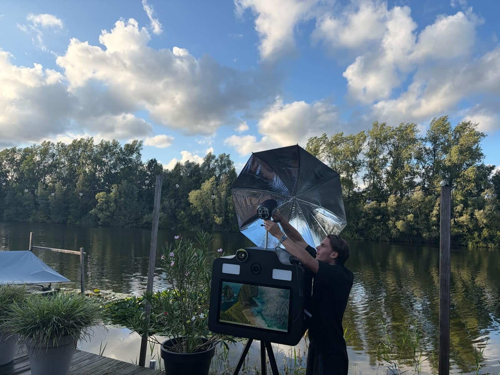 We bouwen de photobooth op voordat de gasten komen